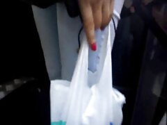 Una buena mujer que hace ejercicio recibe un creampie en un gangbang