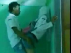 Una latina hardcore se mete una polla dura en la boca y el culo