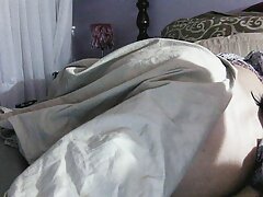Una chica caliente se burla de su novio con su coño apretado y un culo en forma