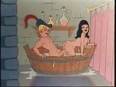 Una bombón de tetas pequeñas y firmes está haciendo una mamada caliente aquí