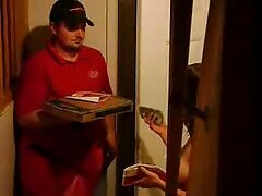 Una puta sexy de gran culo es golpeada por una gran polla
