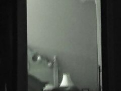 Una chica sexy con buenas tetas se desliza como una vaquera sobre una polla