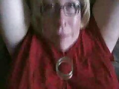 Una chica sexy está en un video gonzo, siendo follada duro en la piscina