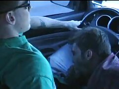 Una rubia delgadita con un gran culo siente una gran polla metiéndose en su interior