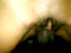 Una dulce bimbo con una boca sexy recibe una corrida en la cara