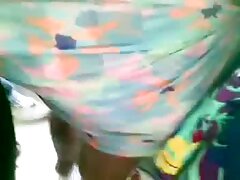 Una tonta que tiene los ojos vendados está chupando una polla dura y un strap-on