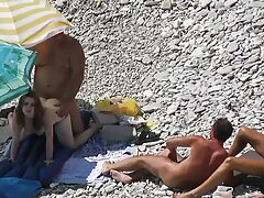 Una rubia y una asiática se lamen el coño en la cama