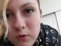 Una morena con increíbles y divertidas bolsas está recibiendo una gran polla