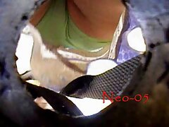Una pequeña zorra natural nos muestra como funciona su boca en una gran polla