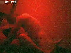 Una chica sexy es penetrada con un lado del anal en la camilla de masajes