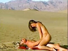 Una jovencita morena de sonrisa sexy es follada por su culo mojado