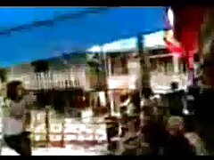 Una chica negra de gran culo está usando su boca sobre una gran polla en la cama
