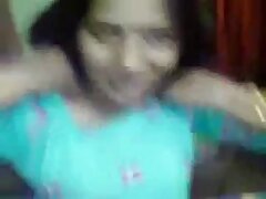 Una bimbo de finas tetas sonríe cuando es penetrada por una gran polla