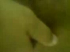 Una rubia de grandes tetas pone su cara encima de una lengua