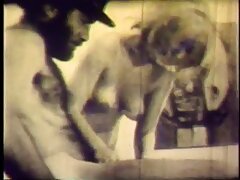 Una rubia a la que le gusta chupar pollas es penetrada analmente