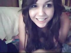 Una chica de pelo negro y tetas grandes es follada en la cama