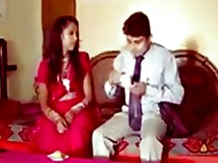 Una monada de cara bonita besa una polla de forma sensual
