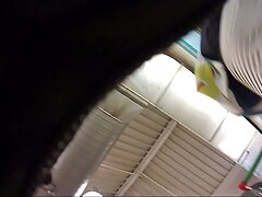 Una chica rubia en forma está recibiendo varias pollas dentro de sus agujeros mojados