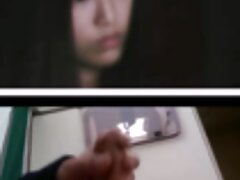 Una nena pálida recibe una gran polla en la boca para chupar