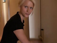 Chica asiática con tetas turgentes monta una polla dura en la sala de estar