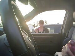 MILF asiática con jugosos melones anima a su hijastro desempleado por sexo