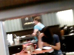 Una zorra pequeña con un culo caliente es follada duramente en el sofá hoy