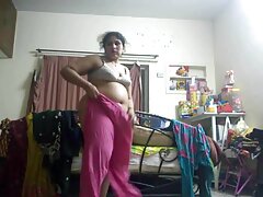 Una cosa dulce con un rostro encantador es lamer una polla de forma sensual.