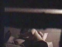 Una jovencita negra de grandes tetas recibe semen en la cara
