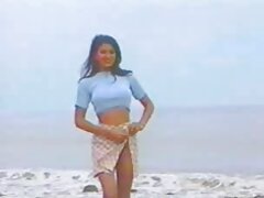 Semental impresionante penetra a su hermosa novia en un sofá